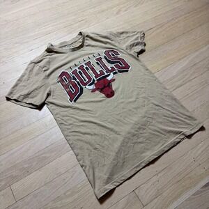 NBA Chicago Bulls Graphic T-Shirt Tan Mens Small Distressed Logo Crewneck